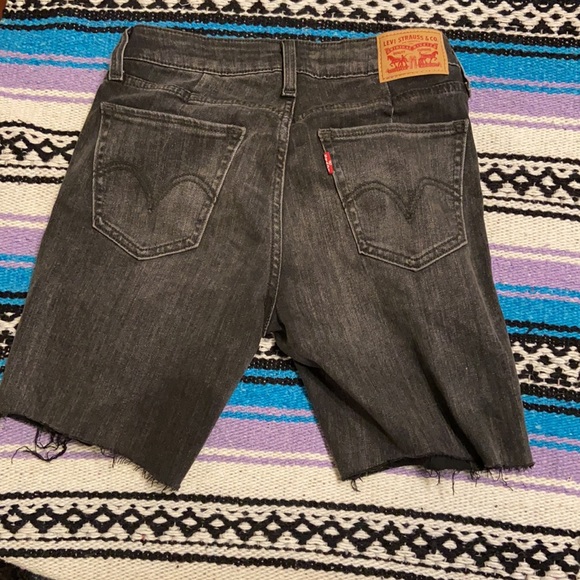 Cutoff black Levi Short - Picture 2 of 4